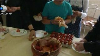 VIDEO | Maicuțele de la Manastirea Sag au vopsit 1000 de ouă