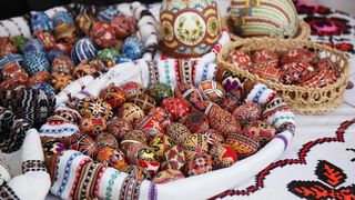 Românii scot bani frumoși din buzunar pentru mini-vacanța de Paște 