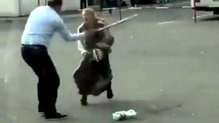 Femeie cu copil în brațe lovită fără milă de un șofer, în autogară