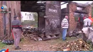 VIDEO | Tragedie &icirc;n noaptea de Paște! O femeie a MURIT carbonizată după ce casa a fost cuprinsă de flăcări! Nepotul ei, preot, i-a adus lumină
