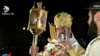 VIDEO | Toate bisericile s-au luminat la miezul noptii cu flacara sperantei si a &Icirc;nvierii