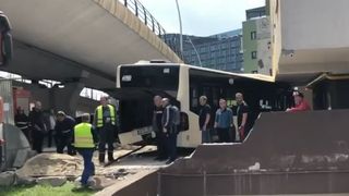 VIDEO | Patru persoane rănite, după ce un autobuz a STB a lovit mai multe maşini şi s-a oprit într-un bloc de pe Şoseaua Orhideelor din Capitală - FOTO