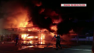 Incendiul izbucnit &icirc;ntr-o zonă de depozite din Tulcea, stins după aproape zece ore