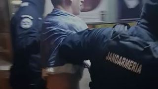 VIDEO | Recidivist eliberat recent, filmat in timp ce agresa un politist