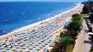 VIDEO | Romanii au luat cu asalt plajele din Bulgaria