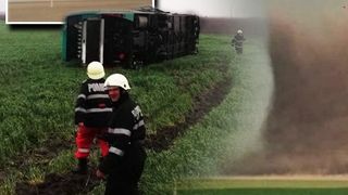 VIDEO | Tornadă în localitatea Drajna, din Călărași. Un autocar a fost răsturnat