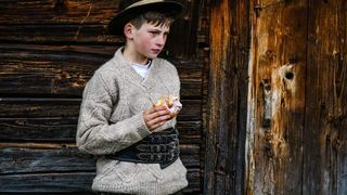 Un copil de 14 ani a murit după ce a căzut de pe o st&acirc;ncă din munții Rarău! Vlad George Nisioi era originar din C&acirc;mpulung Moldovenesc