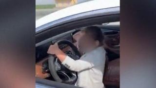 VIDEO | Copil de cinci ani, filmat in timp ce conduce un bolid de lux