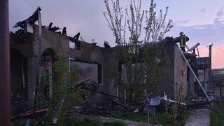 Și-a agresat fiica și soția după care a dat foc la casă