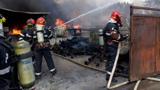 VIDEO. Incendiu violent la un depozit din Ramnicu Valcea. O femeie a suferit arsuri grave