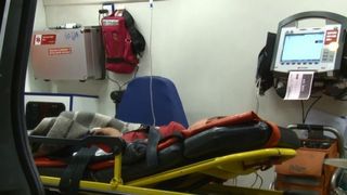 VIDEO | Copil de 12 ani, lovit şi înjunghiat de alţi copii, pe un teren de sport din municipiul Iaşi