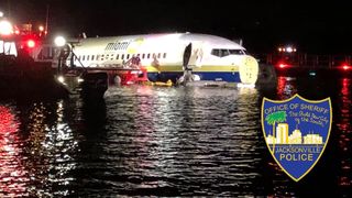 Un Boeing 737 a ratat aterizarea, ajung&acirc;nd &icirc;n r&acirc;ul St. Johns din Florida. 21 de oameni, răniţi
