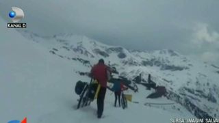 VIDEO | Doi turiști străini au fost filmați &icirc;n timp ce mergeau cu bicicleta pe munte