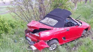 Dinu, un t&acirc;năr de 25 de ani, a MURIT pe loc, aruncat prin plafonul decapotabilei! Accidentul cumplit s-a produs &icirc;n Botoșani