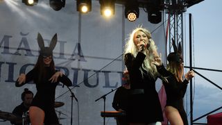 Andreea Bălan a urcat prima oară pe scenă după ce a fost la un pas de moarte! Imagini de la show-ul cântăreței de seara trecută