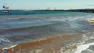 VIDEO | Fenomen ciudat pe litoral. Marea Neagra a devenit rosie