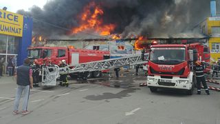 VIDEO. Incendiu la un centru comercial din Afumaţi. Trei persoane, transportate la spital 