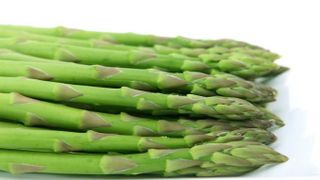 VIDEO | Romanii provoaca o criza a sparanghelului in Germania