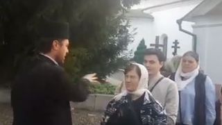 VIDEO | Preotul care isi plesneste credinciosii cu aghiasma