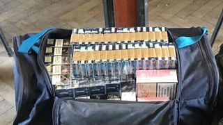 Peste 300.000 de ţigări de contrabandă, ascunse într-o maşină condusă de un tânăr de 19 ani