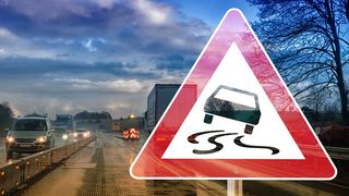 Un t&acirc;năr a murit după ce a intrat cu maşina &icirc;n doi st&acirc;lpi de iluminat și s-a răsturnat