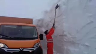 VIDEO | Imagini incredibile! Zăpadă de peste 4 metri în România, în luna mai! Unde s-au așternut nămeții