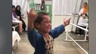 Baiatul care danseaza dupa ce a primit o proteza la picior, viral pe internet