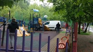 Un șofer a intrat cu mașina într-un loc de joacă pentru copii, în București