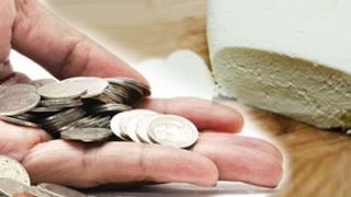 VIDEO| Fermierii v&acirc;nd br&acirc;nza la preț de nimic