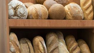 VIDEO | Mancam paine cu orice. Doar italienii ne depasesc la consum