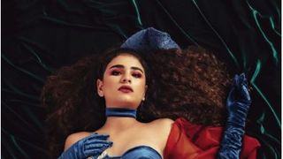 Cand nu stii cum sa te imbraci, alege o rochie din catifea!