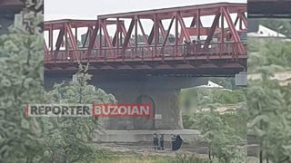 Un t&acirc;năr a fost găsit sp&acirc;nzurat la podul de la Mărăcineni