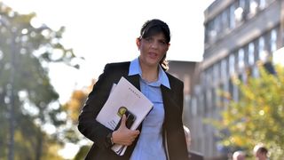 Am fost acasă la Laura Codruța Kovesi! Fosta șefă DNA locuiește într-un bloc banal din Sectorul 5 și nu are camere de supraveghere la ușă! Ce spun vecinii: ”Doamna e foarte de treabă!” EXCLUSIV