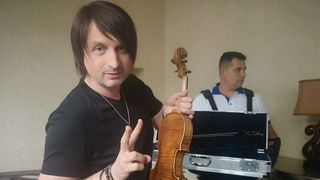 Imagini de senzație cu cel mai cunoscut violonist din lume, Edvin Marton, și vioara de 7 milioane de euro pe care o are