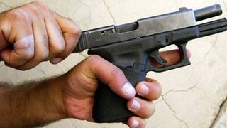 Fabrica de arme din Cugir: Un bărbat s-a împuşcat în picior