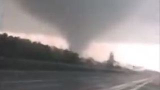 VIDEO | Încă o tornadă uriașă! A fost filmată în Ucraina - Șoferii au ieșit de pe șosea să fugă de ea