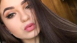 A murit &icirc;n timp ce-i scria iubitului un mesaj pe telefon! Descoperirea halucinantă făcută de polițiști