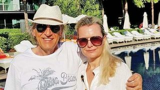 Ritualul din miez de noapte al soției lui Mihai Constantinescu! În fiecare seară, sute de oameni fac asta pentru salvarea artistului