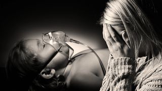 Caz bizar &icirc;n Bistrița! Trei copile, de urgență la spital după ce au fost spălate pe cap cu o soluție chimică