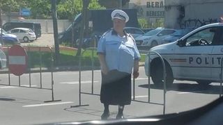 Povestea doamnei Geta, polițista care a fost ținta glumelor pe net, după ce o poză cu ea a devenit virală. Cum răspunde MAI: &rdquo;Vă asigur că...&rdquo;