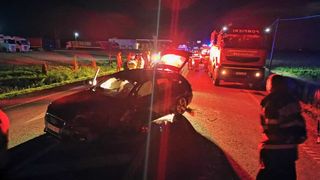 Opt persoane, între care patru copii, rănite după ce un microbuz şi un autoturism s-au ciocnit