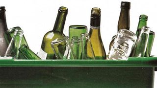 VIDEO | Garantia pe sticle, greu de recuperat. Filmare cu camera ascunsa