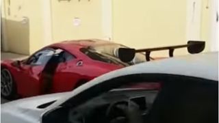 Accident incredibil pe o străduță din București! Un Ferrari a rămas fără portieră dintr-un motiv stupid