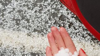 Imagini apocaliptice surprinse azi în Bacău! Grindina a devastat orașul FOTO