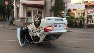 FOTO | Un polițist beat s-a răsturnat cu mașina de serviciu