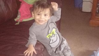 Un băiețel de 2 ani a murit după ce tatăl a leșinat peste el