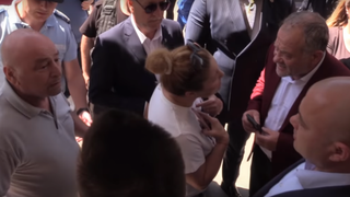 Viorica Dăncilă, amenintată de o femeie la Bârlad: "Deci îmi bag mâna în părul ei, vă jur! Numai analfabeţi"