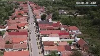 VIDEO | Comuna modernizata cu bani europeni. Are asfalt si in camp
