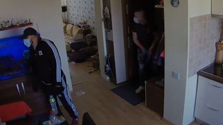 VIDEO | Momentul hilar in care 2 hoti care purtau masti medicale realizeaza ca sunt filmati