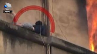 VIDEO | Tanar salvat de pompieri din mijlocul flacarilor